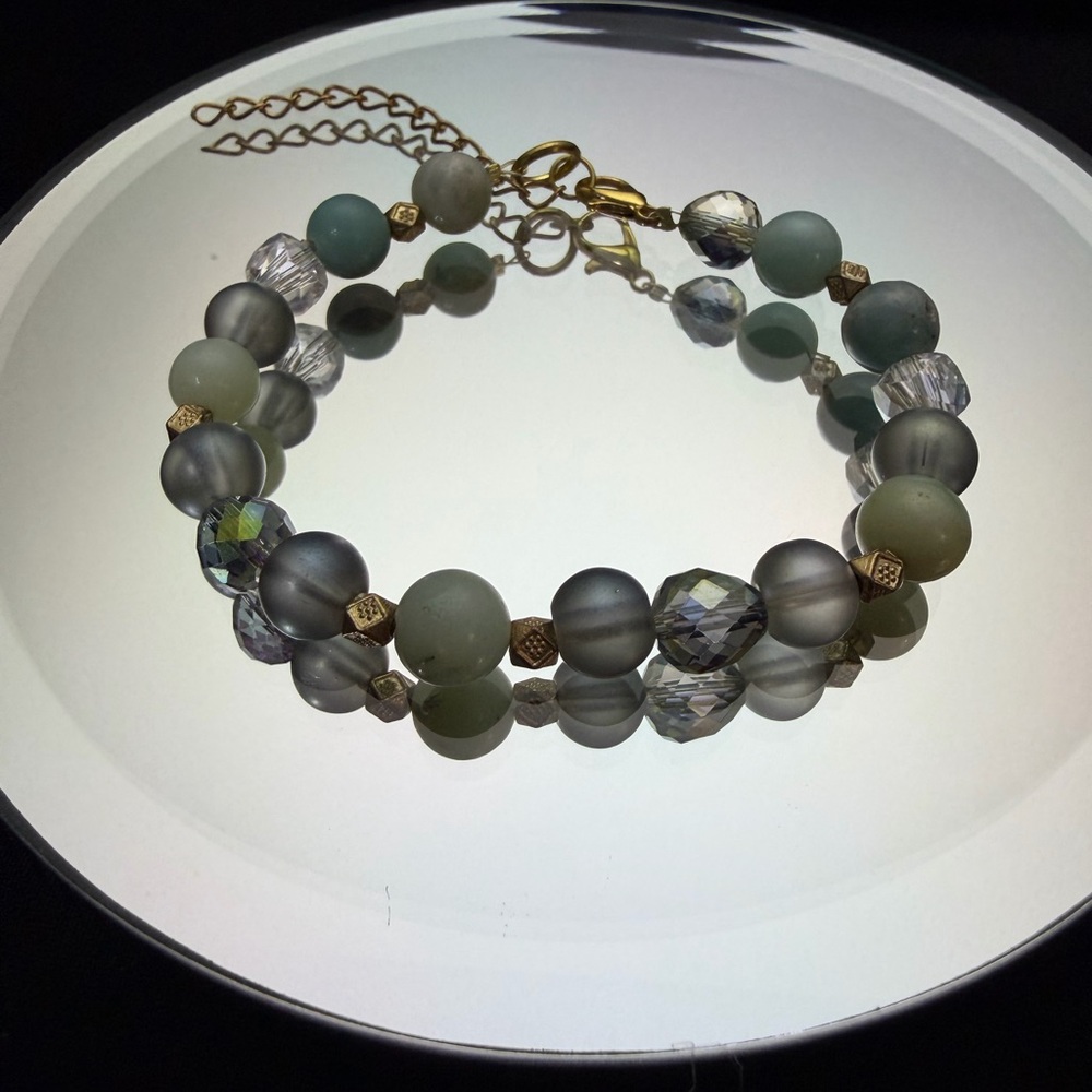 Elegant Beaded bracelet with Gold Accents